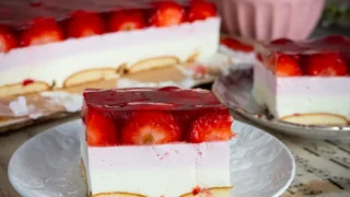 Ciasto piankowe z truskawkami - bez pieczenia