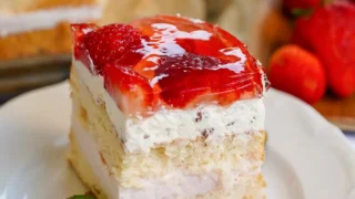 Ciasto truskawkowe z kremem i galaretką