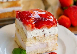 Ciasto truskawkowe z kremem i galaretką