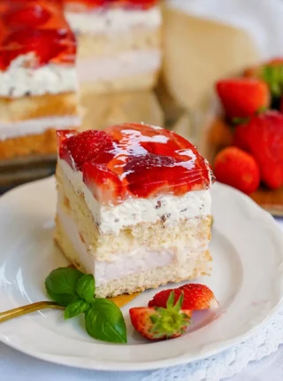 Ciasto truskawkowe z kremem i galaretką