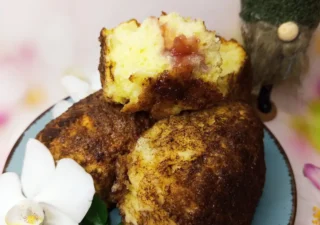 Małpie bułeczki drożdżowe z dżemem truskawkowym
