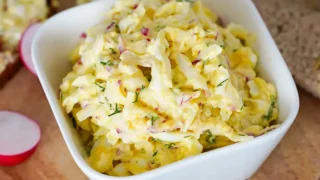 Pasta kanapkowa z jajkiem, rzodkiewką i serem