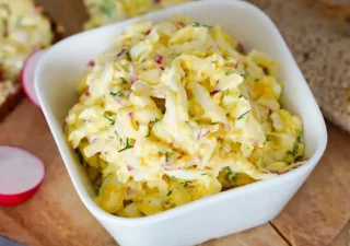 Pasta kanapkowa z jajkiem, rzodkiewką i serem