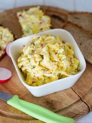 Pasta kanapkowa z jajkiem, rzodkiewką i serem