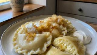Pierogi ruskie – prosty przepis na miękkie ciasto i wyrazisty farsz