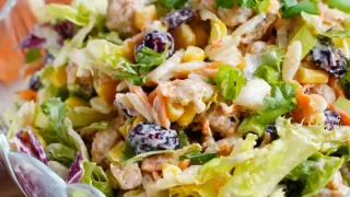Sałatka z kurczakiem, makaronem orzo i żurawiną – idealna na każdą okazję