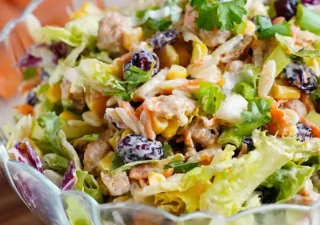 Sałatka z kurczakiem, makaronem orzo i żurawiną – idealna na każdą okazję