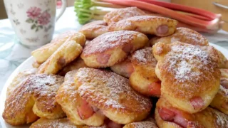 Racuchy z rabarbarem – puszyste, drożdżowe i porządnie domowe