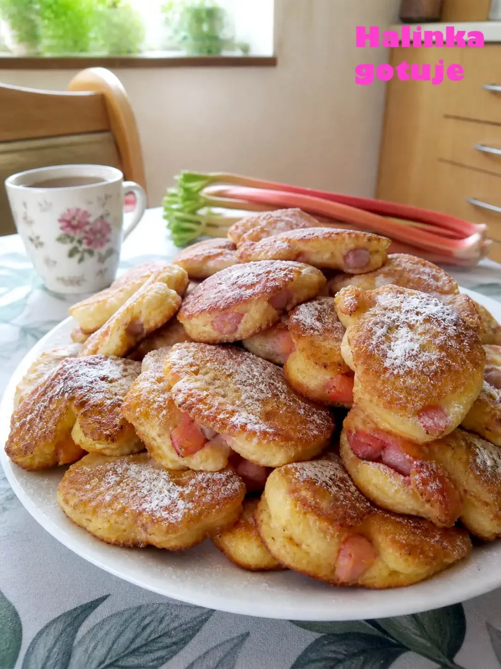 Racuchy z rabarbarem – puszyste, drożdżowe i porządnie domowe