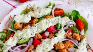 Sałatka gyros z kurczakiem i sosem ogórkowo-koperkowym