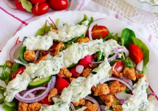 Sałatka gyros z kurczakiem i sosem ogórkowo-koperkowym