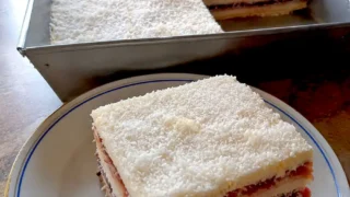 Śmietanowiec bez pieczenia – prosty, domowy przepis na pyszne ciasto z herbatnikami