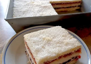 Śmietanowiec bez pieczenia – prosty, domowy przepis na pyszne ciasto z herbatnikami