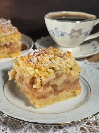 Szarlotka na cieście półkruchym