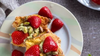 Tosty francuskie panierowane w panko i migdałach z kremem pistacjowym i truskawkami