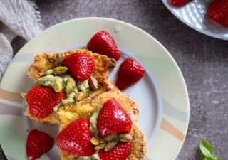 Tosty francuskie panierowane w panko i migdałach z kremem pistacjowym i truskawkami