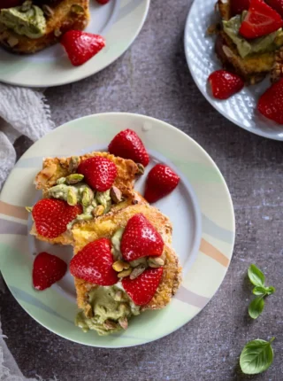 Tosty francuskie panierowane w panko i migdałach z kremem pistacjowym i truskawkami