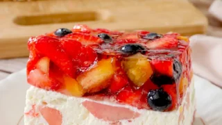 Owocowa Mozaika – prosty przepis na lekkie ciasto bez pieczenia