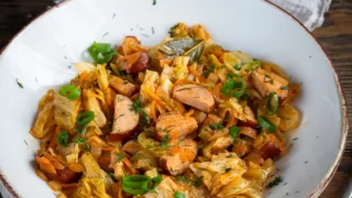 Bigos z młodej kapusty