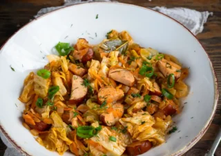 Bigos z młodej kapusty
