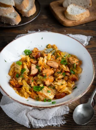 Bigos z młodej kapusty