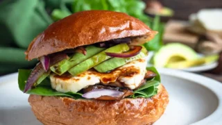 Burgery z pieczarkami, awokado i halloumi