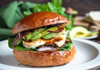Burgery z pieczarkami, awokado i halloumi