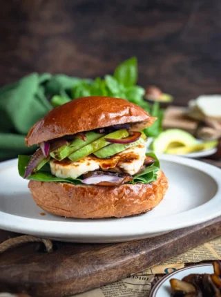 Burgery z pieczarkami, awokado i halloumi