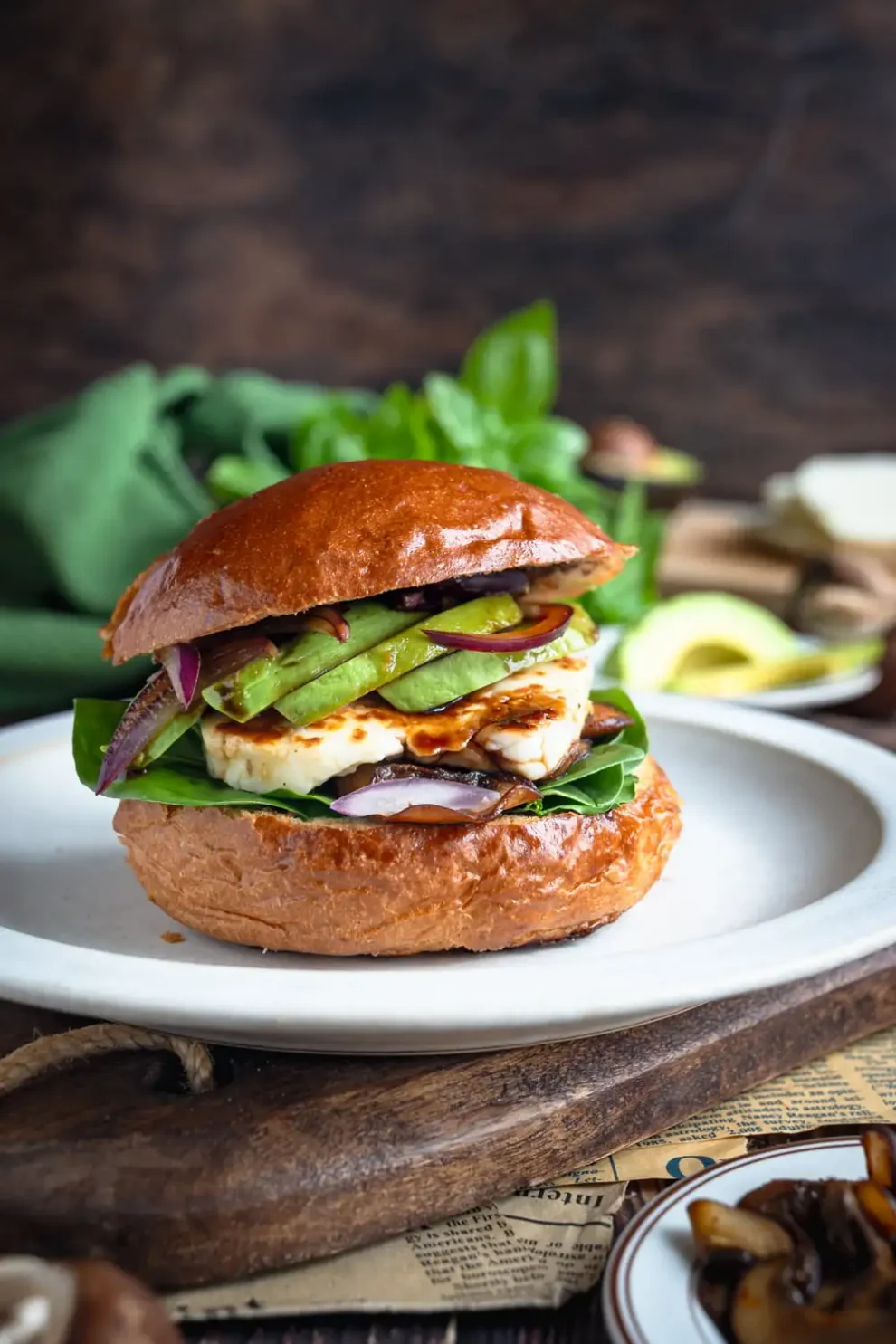 Burgery z pieczarkami, awokado i halloumi