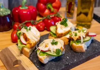 Grzanki z grillowanym kurczakiem