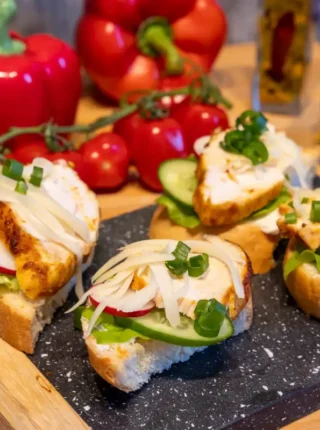 Grzanki z grillowanym kurczakiem
