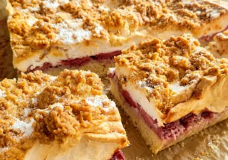 Kruche ciasto z truskawkami i bezą – domowe, maślane i porządnie owocowe