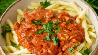 Makaron z kurczakiem w kremowym sosie pomidorowym z mozzarellą