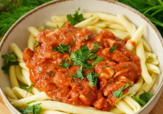 Makaron z kurczakiem w kremowym sosie pomidorowym z mozzarellą