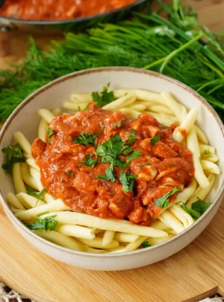 Makaron z kurczakiem w kremowym sosie pomidorowym z mozzarellą