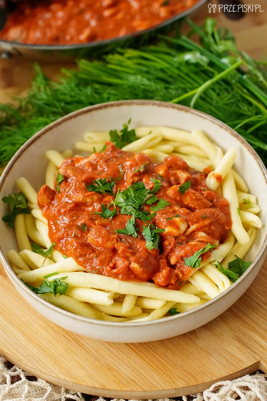 Makaron z kurczakiem w kremowym sosie pomidorowym z mozzarellą