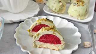 Monoporcje Pistacjowe z Malinową Żelką – Nowoczesny Deser