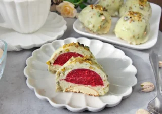 Monoporcje Pistacjowe z Malinową Żelką – Nowoczesny Deser