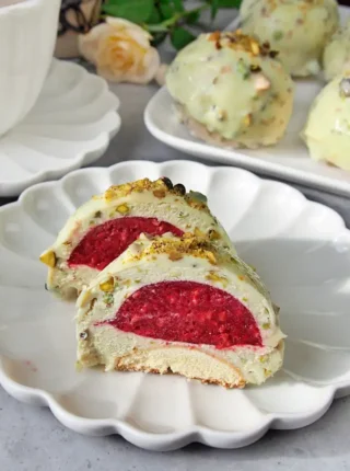 Monoporcje Pistacjowe z Malinową Żelką – Nowoczesny Deser