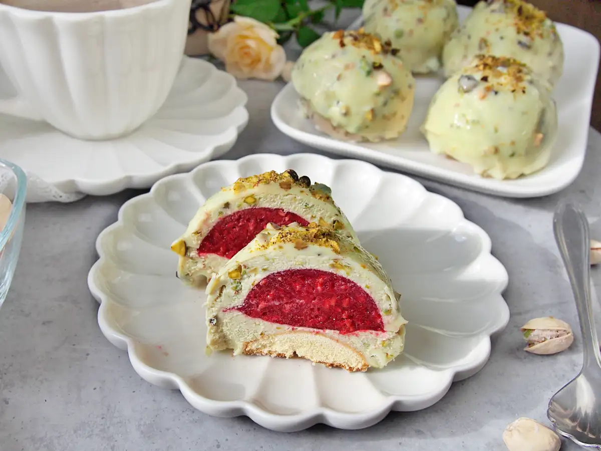 Monoporcje Pistacjowe z Malinową Żelką – Nowoczesny Deser