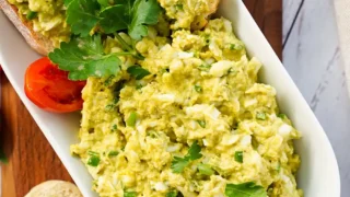 Pasta kanapkowa z zielonym pesto i szczypiorkiem