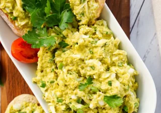 Pasta kanapkowa z zielonym pesto i szczypiorkiem