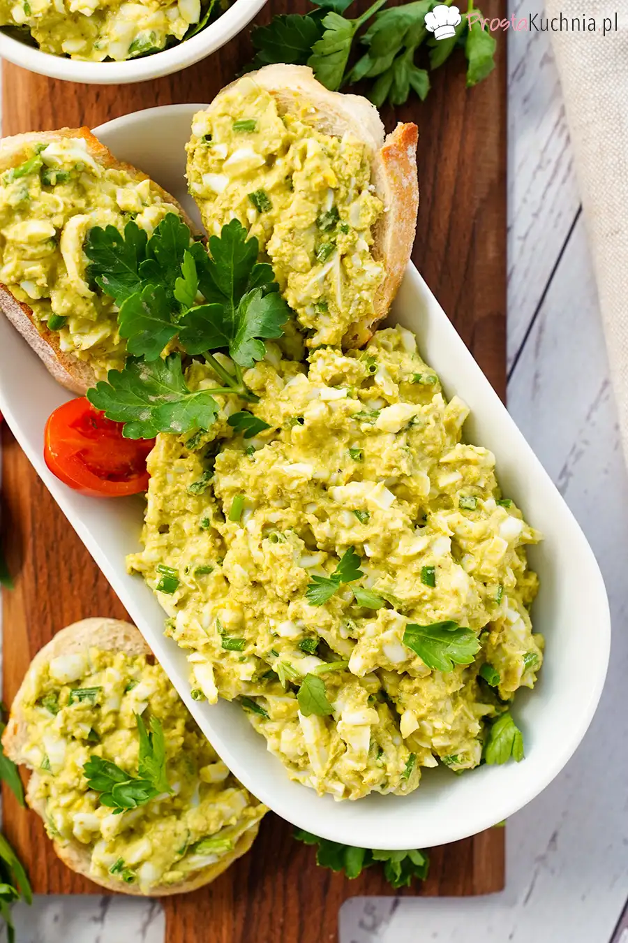 Pasta kanapkowa z zielonym pesto i szczypiorkiem