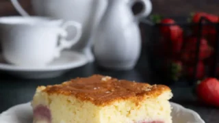 Proste ciasto z truskawkami i masą serową