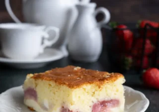 Proste ciasto z truskawkami i masą serową
