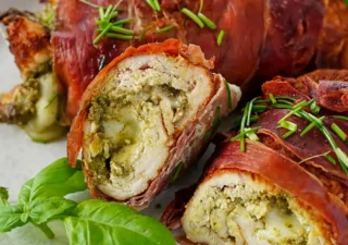Roladki z kurczaka z pesto, mozzarellą i szynką parmeńską
