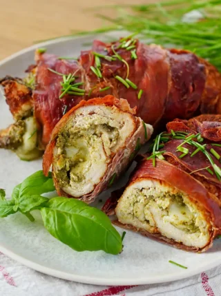 Roladki z kurczaka z pesto, mozzarellą i szynką parmeńską