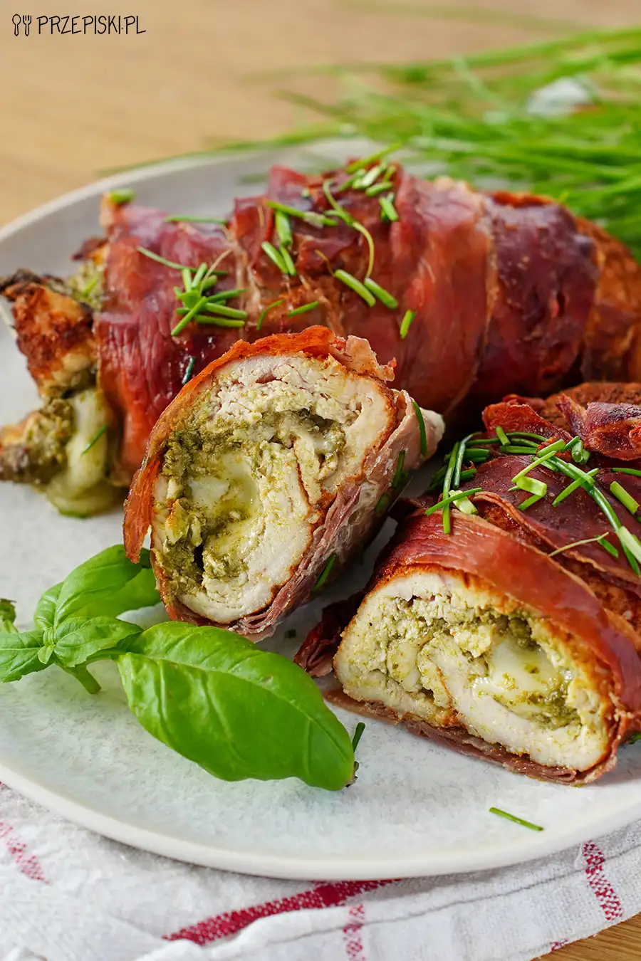 Roladki z kurczaka z pesto, mozzarellą i szynką parmeńską