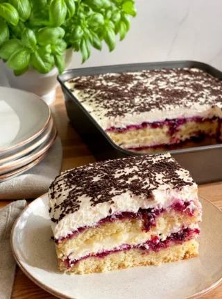Śmietanowiec z dżemem porzeczkowym