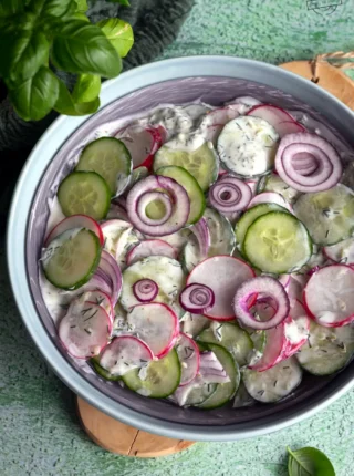 Surówka z ogórka z sosem maślankowym